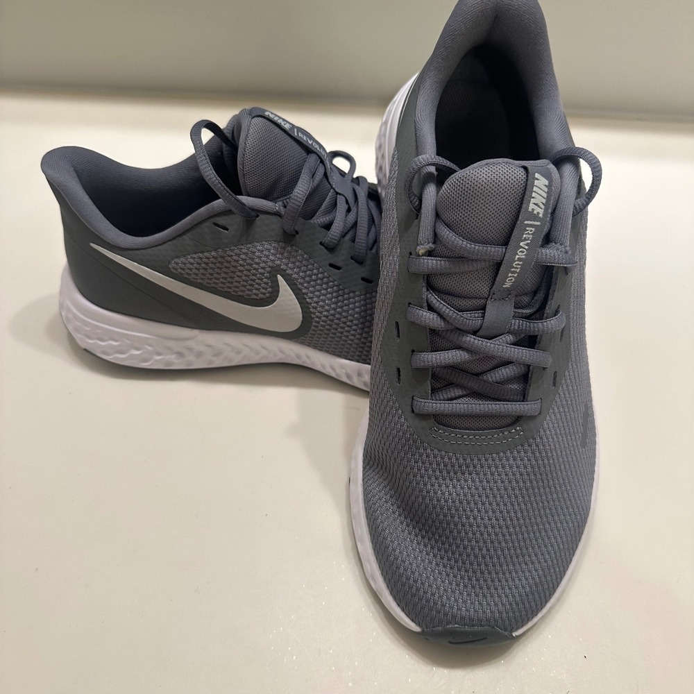 Nike Revolution 5 Womens Running Shoes Grey White BQ6714-002 Size 8W